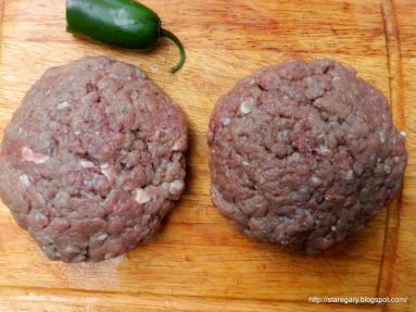Zdjęcie - Pikantny burger wołowy - Przepisy kulinarne ze zdjęciami