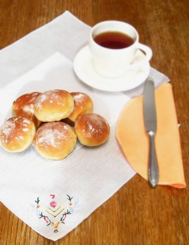 Zdjęcie - Słodkie minibułeczki śniadaniowe z dżemem - Przepisy kulinarne ze zdjęciami