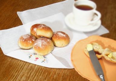 Zdjęcie - Słodkie minibułeczki śniadaniowe z dżemem - Przepisy kulinarne ze zdjęciami