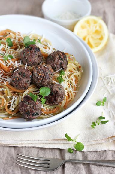 Zdjęcie - Cytrynowe spaghetti z klopsikami i parmezanem - Przepisy kulinarne ze zdjęciami