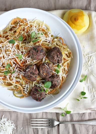 Zdjęcie - Cytrynowe spaghetti z klopsikami i parmezanem - Przepisy kulinarne ze zdjęciami