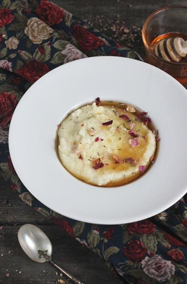 Zdjęcie - Śniadanie do łóżka #124: Kasza manna z różanym miodem - Przepisy kulinarne ze zdjęciami