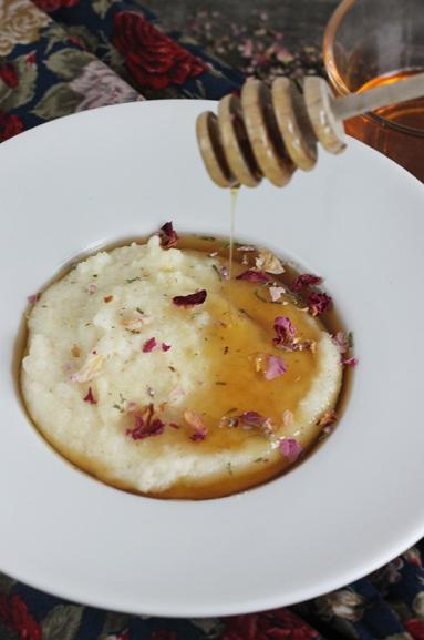 Zdjęcie - Śniadanie do łóżka #124: Kasza manna z różanym miodem - Przepisy kulinarne ze zdjęciami