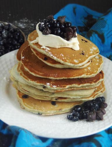 Zdjęcie - Śniadanie do łóżka #107: Pancakes z jagodami i czekoladą - Przepisy kulinarne ze zdjęciami