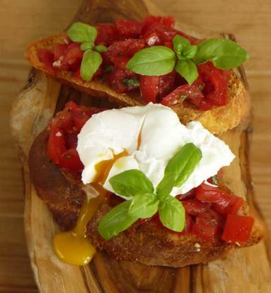 Zdjęcie - Śniadanie do łóżka #103: Bruschetta z jajkiem w koszulce - Przepisy kulinarne ze zdjęciami