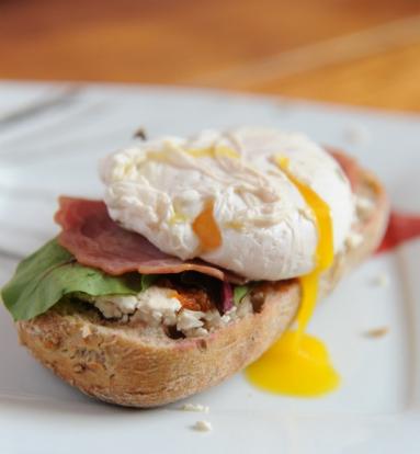 Zdjęcie - Śniadanie do łóżka #100: Kanapka z jajkiem w koszulce, wędzonym twarogiem i liśćmi botwinki - Przepisy kulinarne ze zdjęciami