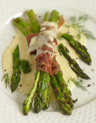 Zdjęcie - Grillowane szparagi w szynce parmeńskiej z musztardowym sosem holenderskim - Przepisy kulinarne ze zdjęciami