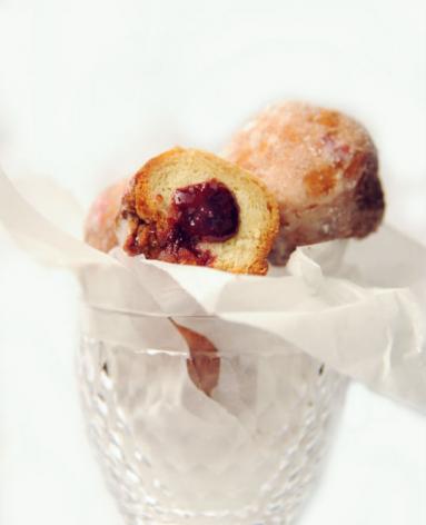 Zdjęcie - Mini pączki z wiśniami i czekoladą - Przepisy kulinarne ze zdjęciami