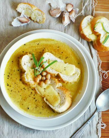 Zdjęcie - Zupa czosnkowa z ciecierzycą - Przepisy kulinarne ze zdjęciami