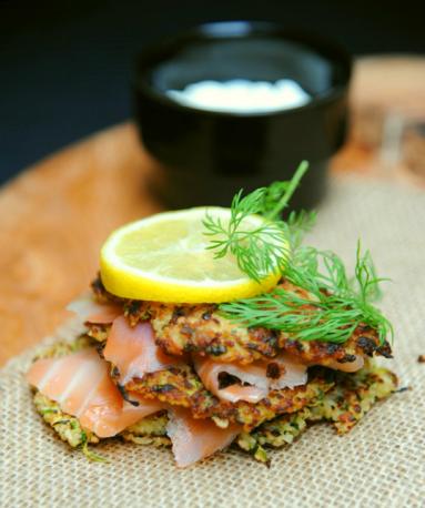 Zdjęcie - Placuszki z cukinii z wędzonym łososiem - Przepisy kulinarne ze zdjęciami