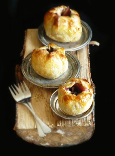Zdjęcie - Słodka sobota #76: Pieczone jabłka w domowym cieście francuskim - Przepisy kulinarne ze zdjęciami