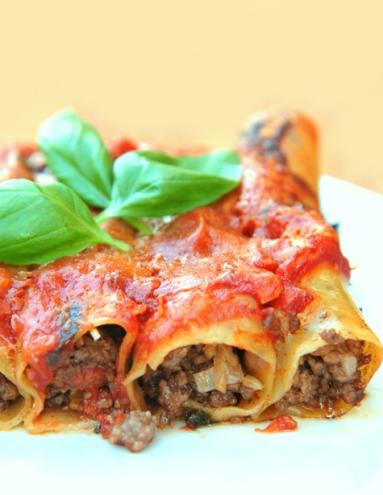 Zdjęcie - Cannelloni z mięsem i kurkami zapiekane w sosie pomidorowym - Przepisy kulinarne ze zdjęciami