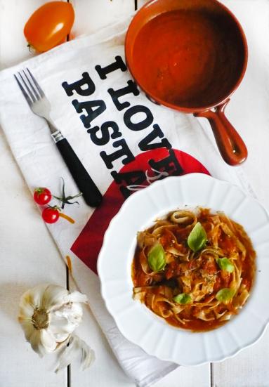 Zdjęcie - Domowy makaron tagliatelle z sosem ze świeżych pomidorów - Przepisy kulinarne ze zdjęciami