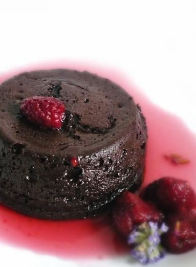 Zdjęcie - Słodka sobota #67: Moelleux au chocolat z malinami w syropie miodowo-lawendowym - Przepisy kulinarne ze zdjęciami