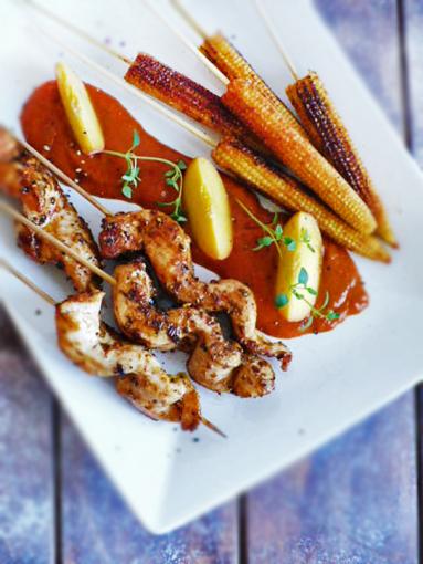Zdjęcie - Szaszłyki z kurczaka i kukurydzy z brzoskwiniowym sosem BBQ - Przepisy kulinarne ze zdjęciami