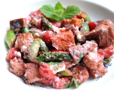 Zdjęcie - Panzanella z truskawkami, fetą i grillowanymi szparagami - Przepisy kulinarne ze zdjęciami