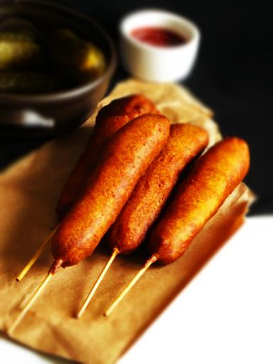 Zdjęcie - Tydzień kibica #4: Corn dogs : hot-dogi na patyku! - Przepisy kulinarne ze zdjęciami