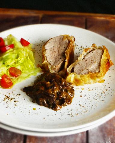 Zdjęcie - Polędwica wieprzowa w cieście francuskim z sosem grzybowym - Przepisy kulinarne ze zdjęciami