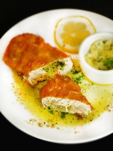 Zdjęcie - Tydzień z kurczakiem #1: Kotlet de volaille z masłem cytrynowo-ziołowym - Przepisy kulinarne ze zdjęciami