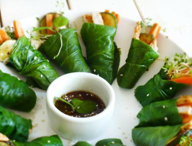 Zdjęcie - Wiosenne sajgonki w liściach szpinaku - Przepisy kulinarne ze zdjęciami