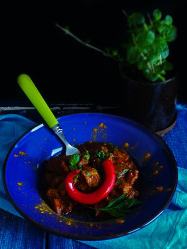 Zdjęcie - Gulasz wieprzowy w sosie curry - Przepisy kulinarne ze zdjęciami