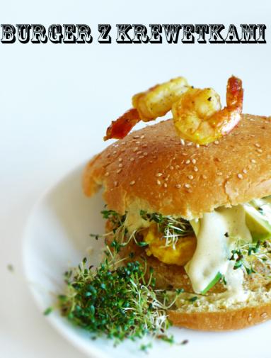 Zdjęcie - Burger z krewetkami - Przepisy kulinarne ze zdjęciami