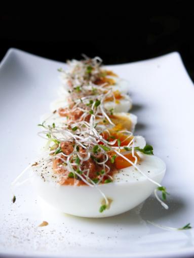 Zdjęcie - Śniadanie do łóżka #32: Jajka z majonezem z suszonych pomidorów i kiełkami - Przepisy kulinarne ze zdjęciami