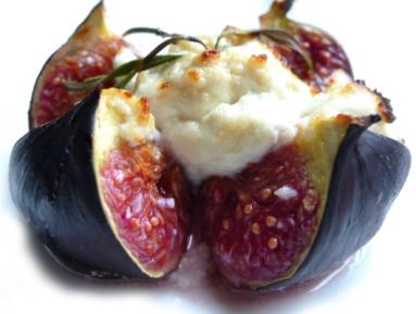 Zdjęcie - Pieczone figi z kozim serem, rozmarynem i miodem - Przepisy kulinarne ze zdjęciami