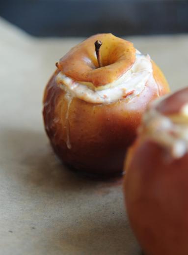 Zdjęcie - Śniadanie do łóżka #159: Pieczone jabłka z kozim serem - Przepisy kulinarne ze zdjęciami