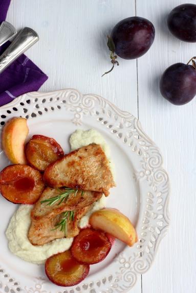 Zdjęcie - Sznycle z indyka z korzennymi śliwkami i jabłkami na pure z kalarepy - Przepisy kulinarne ze zdjęciami