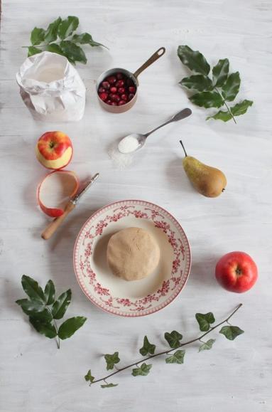 Zdjęcie - Kruche o smaku piernika z jabłkami, gruszkami i żurawiną - Przepisy kulinarne ze zdjęciami