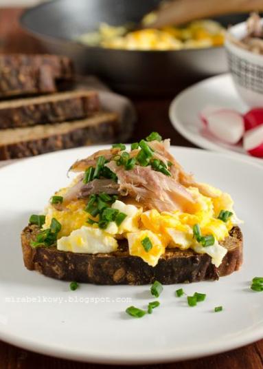 Zdjęcie - Duńskie kanapki z jajecznicą - Przepisy kulinarne ze zdjęciami