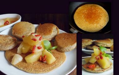 Zdjęcie - Placuszki   gryczane z jabłkami i owocami goji - Przepisy kulinarne ze zdjęciami