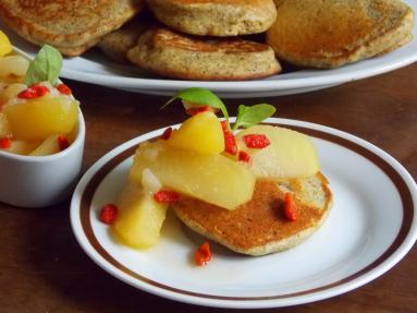 Zdjęcie - Placuszki   gryczane z jabłkami i owocami goji - Przepisy kulinarne ze zdjęciami