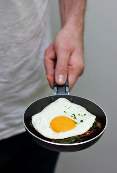 Zdjęcie - Śniadanie do łóżka #162: Grzanki z pesto z jarmużu, kozim serem i jajkiem sadzonym - Przepisy kulinarne ze zdjęciami