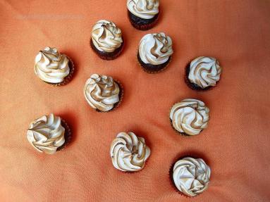 Zdjęcie - Czekoladowe muffinki z bezą włoską - Przepisy kulinarne ze zdjęciami