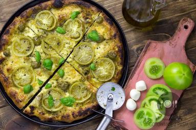 Zdjęcie - Pizza na pesto z zielonymi pomidorami i oliwkami - Przepisy kulinarne ze zdjęciami