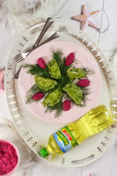 Zdjęcie - Pierogi z konfitowanym pstrągiem i sosem ćwikłowym - Przepisy kulinarne ze zdjęciami
