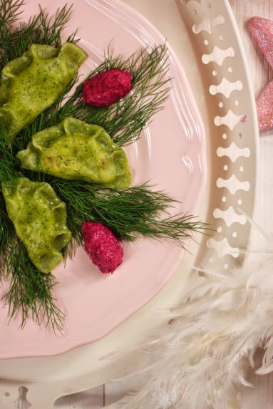 Zdjęcie - Pierogi z konfitowanym pstrągiem i sosem ćwikłowym - Przepisy kulinarne ze zdjęciami