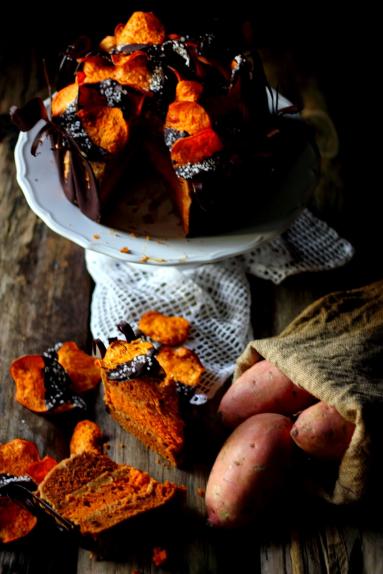 Zdjęcie - Tort ze słodkich ziemniaków z kremem orzechowym - Przepisy kulinarne ze zdjęciami