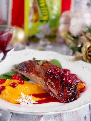 Zdjęcie - Świąteczna kaczka pieczona  z sosem wiśniowym z winem Porto / Christmas roast duck with port and cherry sauce - Przepisy kulinarne ze zdjęciami