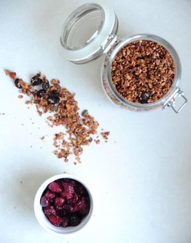 Zdjęcie - Śniadanie do łóżka #165: Wiśniowa granola - Przepisy kulinarne ze zdjęciami