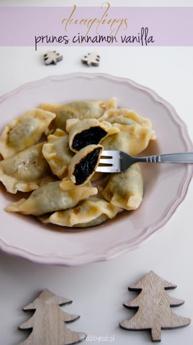 Zdjęcie - Pierogi z suszonymi śliwkami - Przepisy kulinarne ze zdjęciami
