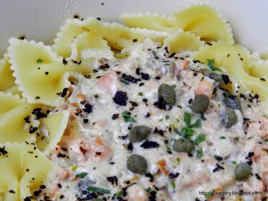 Zdjęcie - Farfalle z łososiem wędzonym - Przepisy kulinarne ze zdjęciami