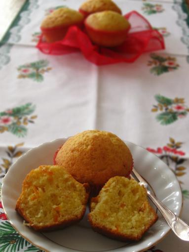 Zdjęcie - Świąteczne babeczki o zapachu migdałów z kandyzowaną skórką pomarańczową - Przepisy kulinarne ze zdjęciami