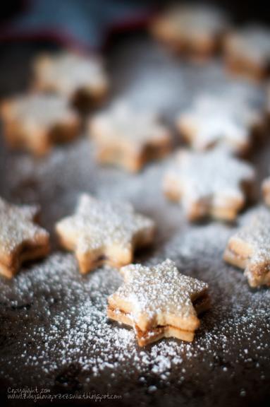Zdjęcie - Ciasteczka z orzechami włoskimi, przekładane powidłami śliwkowymi (Walnut cookies, layered with plum jam) - Przepisy kulinarne ze zdjęciami
