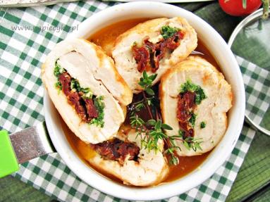 Zdjęcie - Roladki z kurczaka z sosem, mozzarellą i szpinakiem - Przepisy kulinarne ze zdjęciami