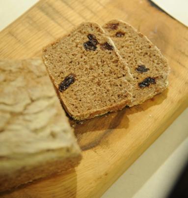 Zdjęcie - Nocny chleb orkiszowy z rodzynkami - Przepisy kulinarne ze zdjęciami