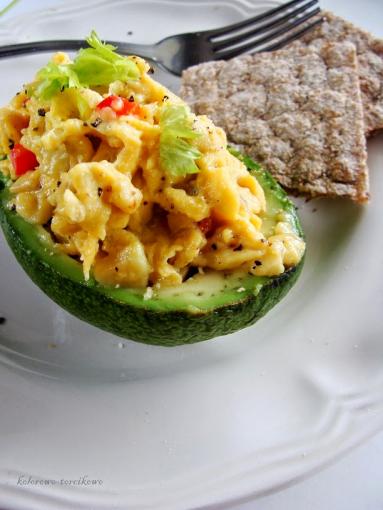Zdjęcie - Dietetyczna jajecznica z awokado i papryką - Przepisy kulinarne ze zdjęciami