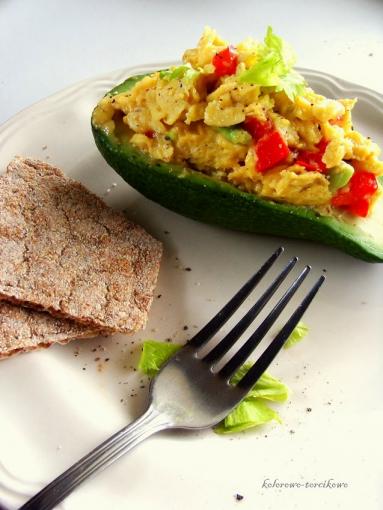 Zdjęcie - Dietetyczna jajecznica z awokado i papryką - Przepisy kulinarne ze zdjęciami